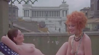 Sletterige ebny meid in kort rokje seksfilms gratis pronkt met haar grote kont en sappig poesje